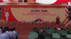 Mít tinh hưởng ứng Ngày Pháp luật nước Cộng hòa Xã hội Chủ nghĩa Việt Nam 9/11.