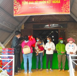 Chương trình Tặng quà tết đến với người trong Buôn Kdun, Xã Cư Êbua, Thành phố Buôn Ma Thuột