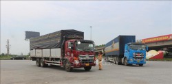 Tạo thuận lợi cho phương tiện vận chuyển hàng hoá thiết yếu, xe đưa đón công nhân, chuyên gia được lưu thông thuận lợi khi đi, đến hoặc đi qua khu vực thực hiện Chỉ thị số 16/CT-TTg