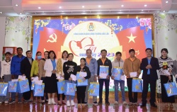 Công đoàn ngành Công Thương tỉnh Đắk Lắk tổ chức trao hàng trăm suất quà tết cho đoàn viên, người lao động nhân dịp Tết Nguyên đán Quý mão 2023.