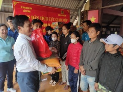 Sở Công Thương tổ chức trao hàng trăm suất quà tết cho người dân trong Buôn Kdun và Buôn Đung, xã Cư bua, thành phố Buôn Ma Thuột.