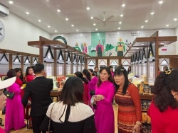 Du khách thăm và mua sắm các sản phẩm của Đắk Lắk tại Móng Cái, Quảng Ninh