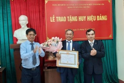 Lễ trao tặng huy hiệu Đảng và công bố, trao quyết định nghỉ hưu cho ông Trương Công Hồng - Phó Giám đốc Sở Công Thương