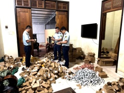 Quản lý thị trường Đắk Lắk: phát hiện, thu giữ hơn 3300 sản phẩm mỹ phẩm "trôi nổi" trị giá hơn 230 triệu đồng sắp được bán ra thị trường