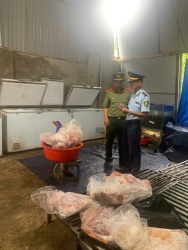 Làm việc với Đoàn kiểm tra, các chủ cơ sở cho biết, đều mua hàng hoá trôi nổi trên thị trường, sau đó bán cho người tiêu dùng để kiếm lời