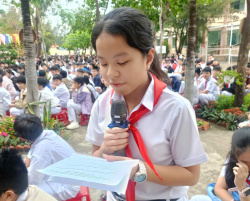 Học sinh trả lời câu hỏi của ban tổ chức 