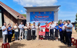 Chi đoàn Sở Công Thương bàn giao Nhà nhân ái tại xã Đắk Liêng