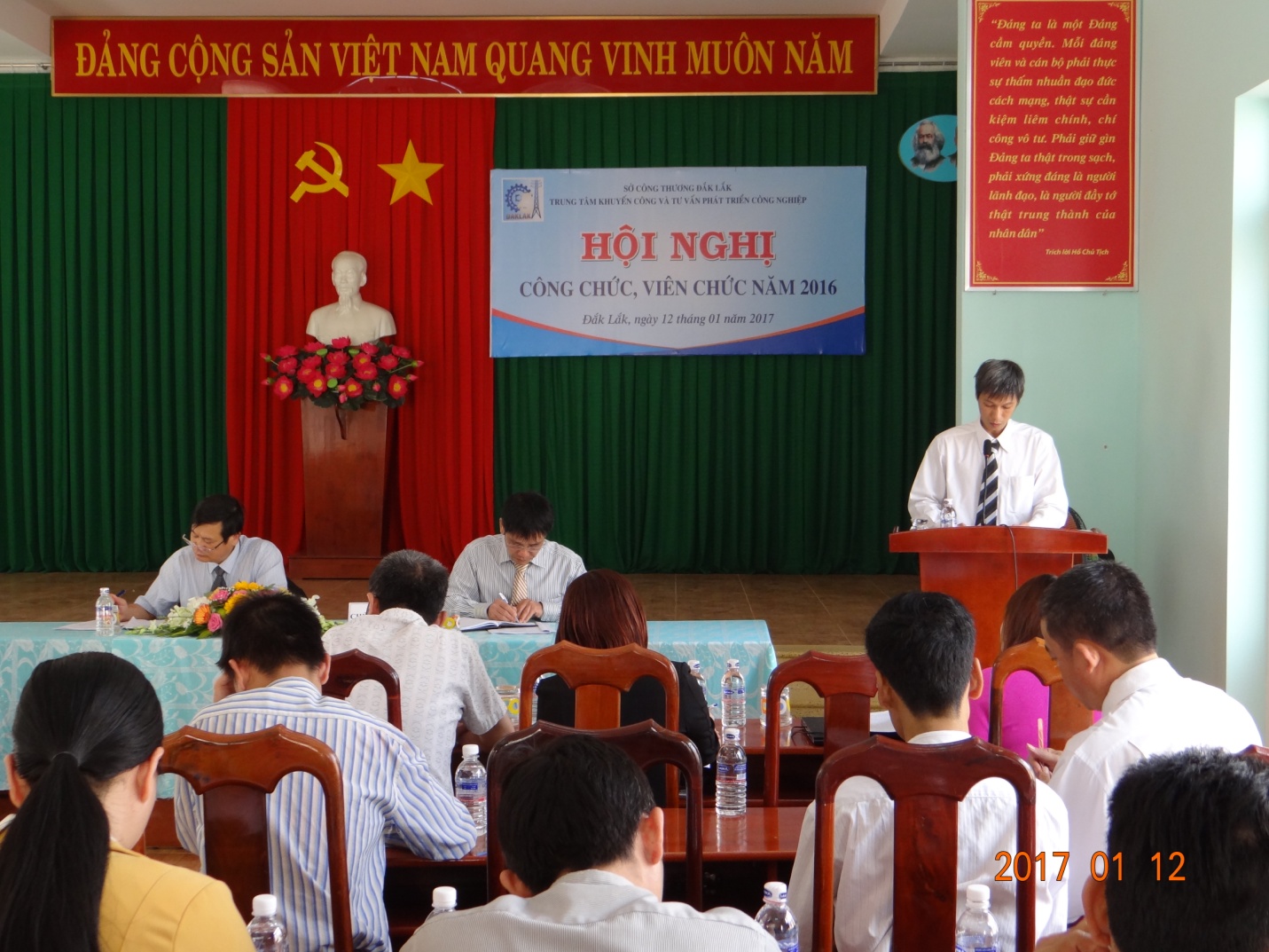 ông Phan Hữu Thành - PGĐ Trung tâm trình bày thảo báo cáo tổng kết nhiệm vụ chính trị năm 2016 và phương hướng hoạt động năm 2017