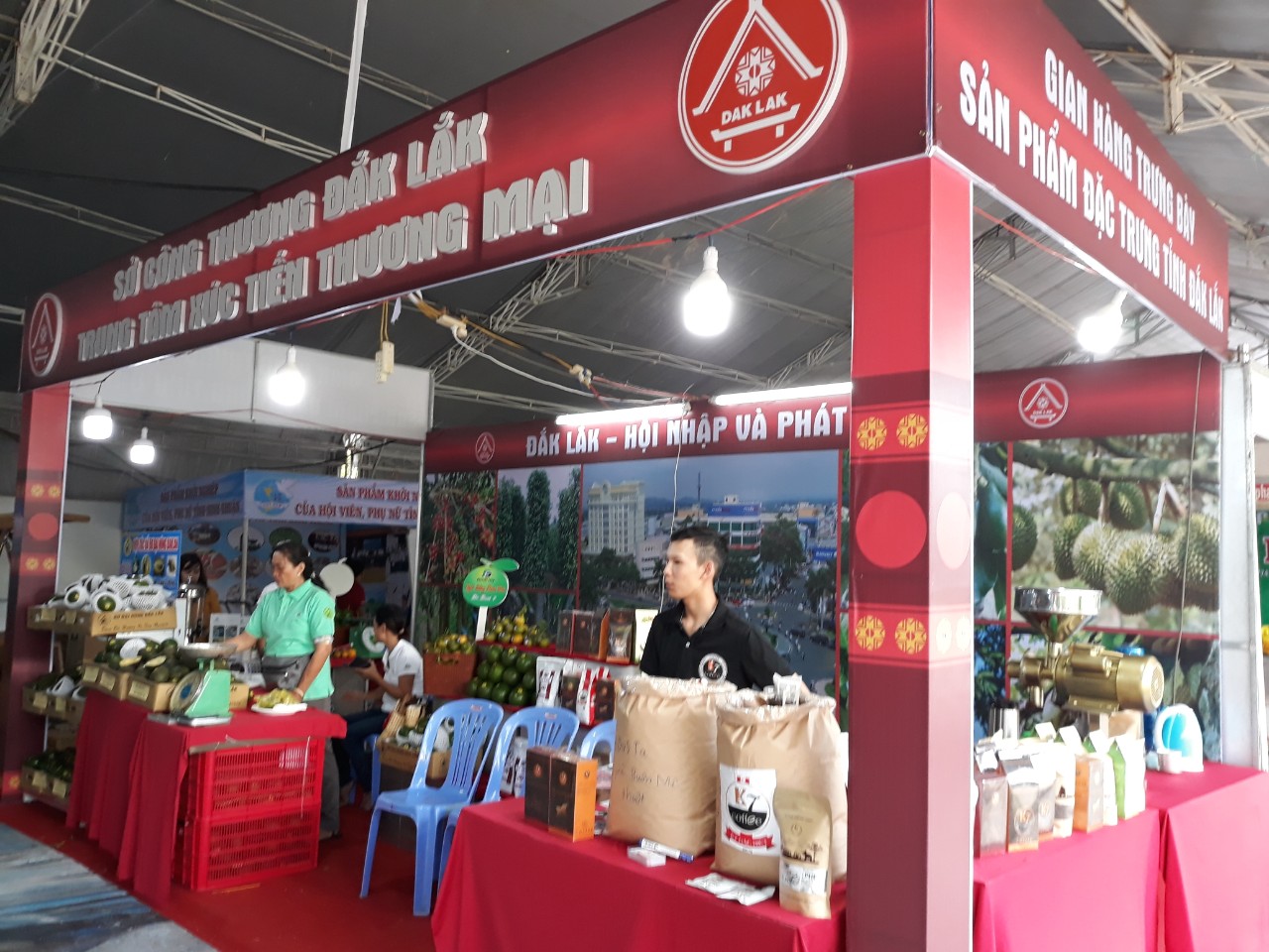 (Hình 1: Hình ảnh gian hàng tỉnh Đắk Lắk tham gia trưng bày tại Hội chợ)