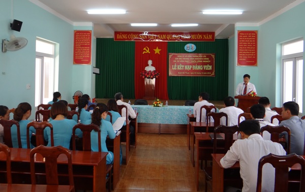 Chi Bộ Trung tâm Khuyến công và Tư vấn phát triển công nghiệp Đắk Lắk tổ chức kết nạp Đảng viên mới.