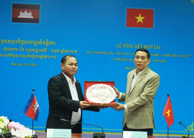 Lãnh đạo tỉnh Mondulkiri tặng quà cho UBND tỉnh Đắk Lắk