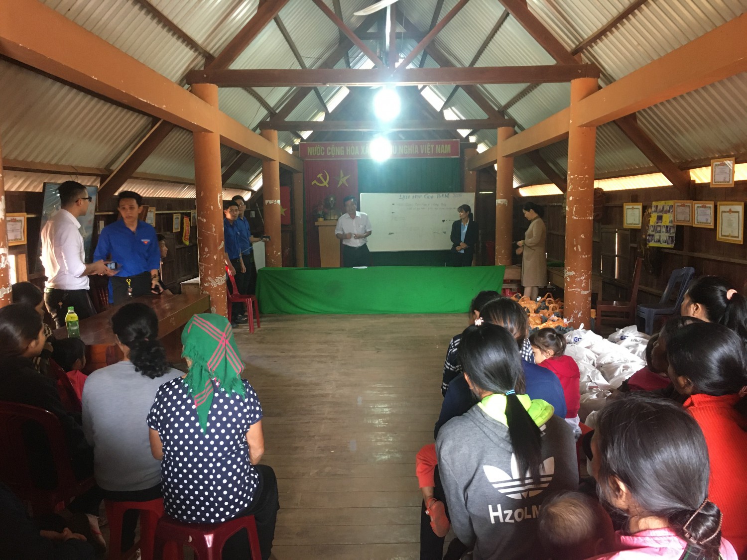 Đoàn Sở Công Thương đến thăm và tặng quà tại Buôn Kdun, Xã Cư Êbua, TP.Buôn Ma Thuột, tỉnh Đắk Lắk
