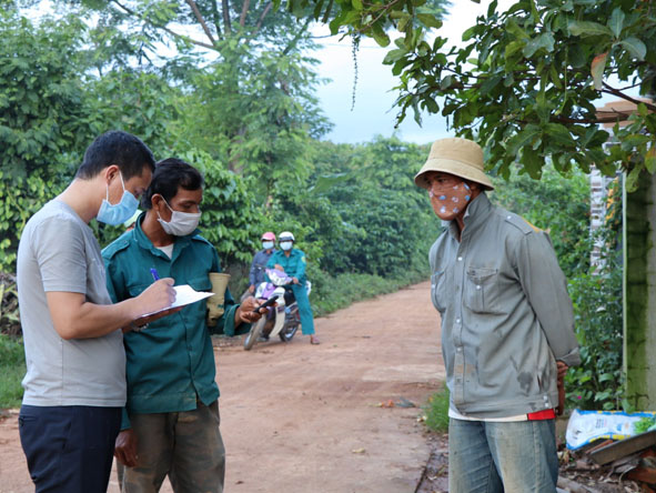 Cán bộ Trung tâm Y tế huyện Krông Ana lấy thông tin điều tra truy vết tại buôn Năc, xã Ea Bông.