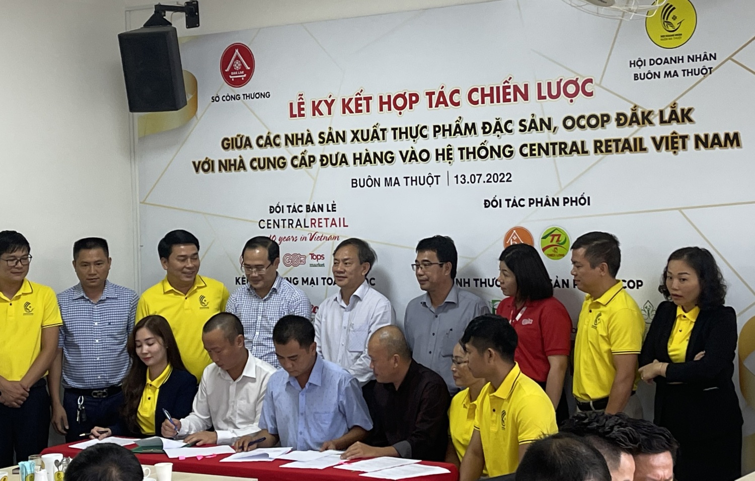 Lễ ký kết hợp tác chiến lược giữa các nhà sản xuất thực phẩm đặc sản, OCOP của Đắk Lắk với nhà phân phối đưa hàng vào hệ thống siêu thị của tập đoàn Central Retail