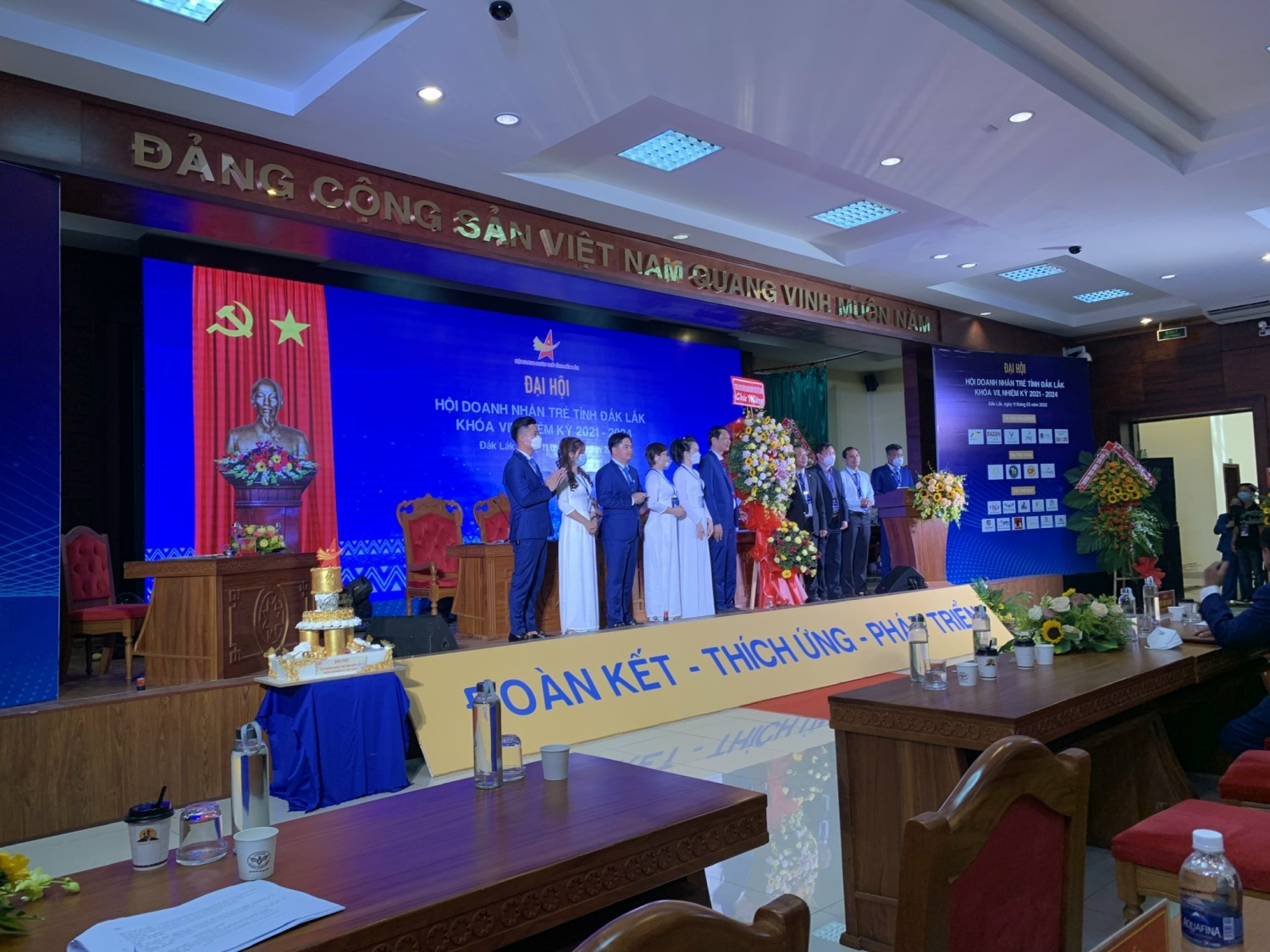 Trung ương Hội Doanh nhân Trẻ Việt Nam tặng hoa cho Đại Hội