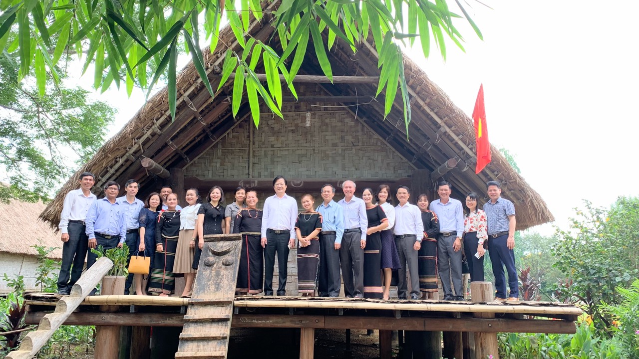 Đoàn thăm làng Ê Đê tại Làng Văn hóa - Du lịch các dân tộc Việt Nam
