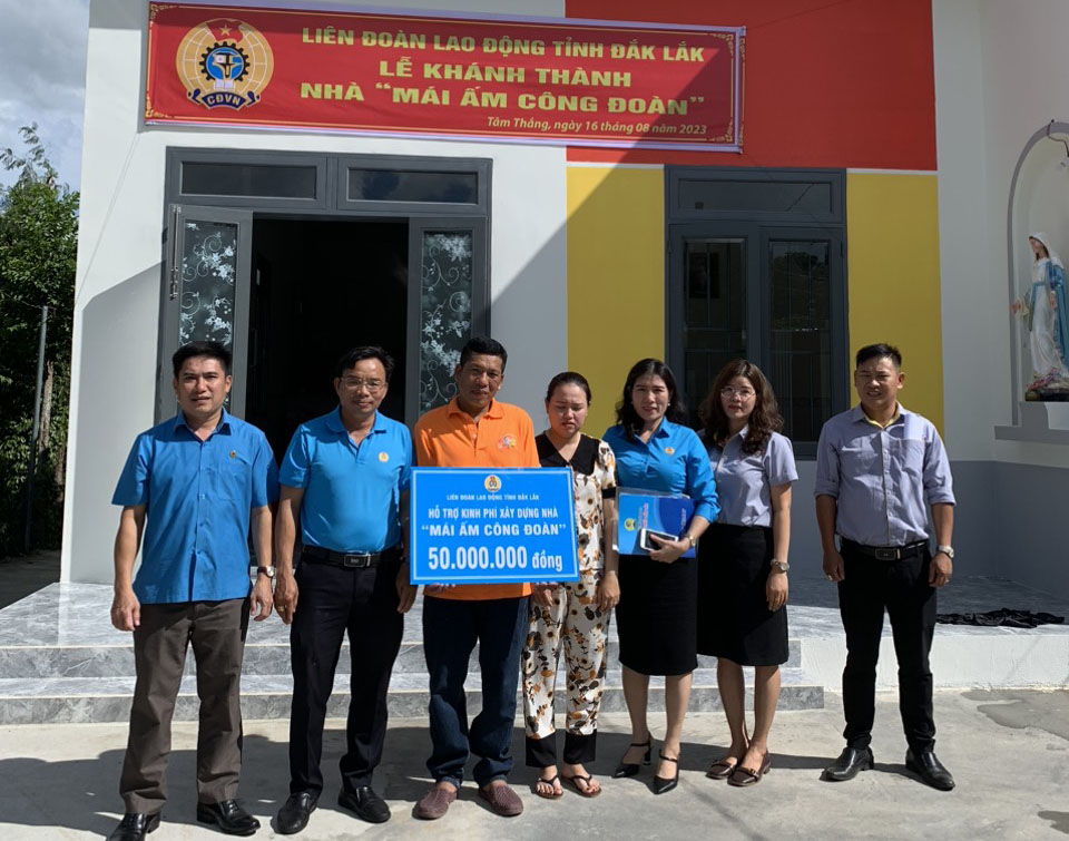 Công đoàn ngành Công Thương cùng với Liên đoàn Lao động tỉnh bàn giao nhà ở “Mái ấm công đoàn” cho anh Trần Tấn Thi