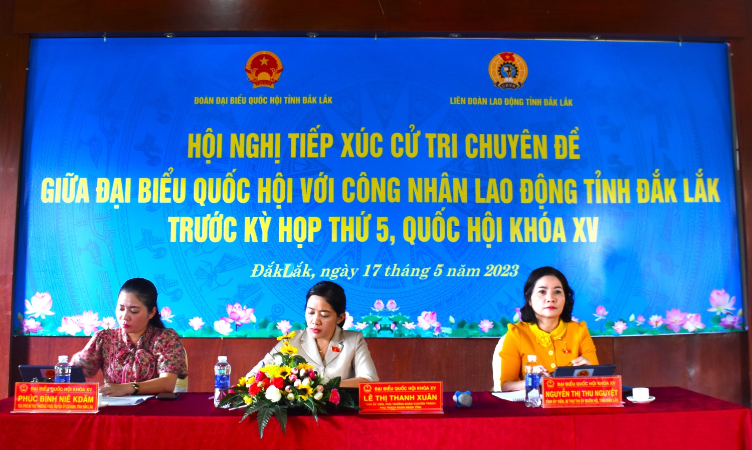 Gần 100 đoàn viên, CNLĐ thuộc Công đoàn ngành Công Thương tỉnh Đắk Lắk tham gia Hội nghị tiếp xúc cử tri với Đoàn Đại biểu Quốc hội tỉnh.