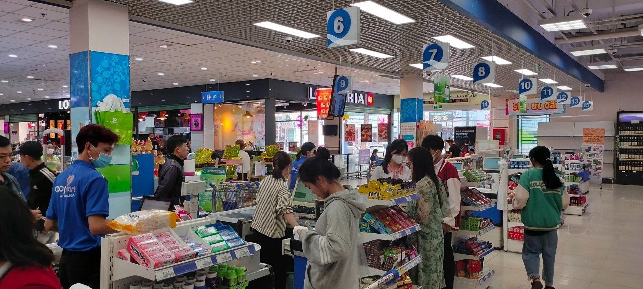 Người tiêu dùng mua sắm tại siêu thị
