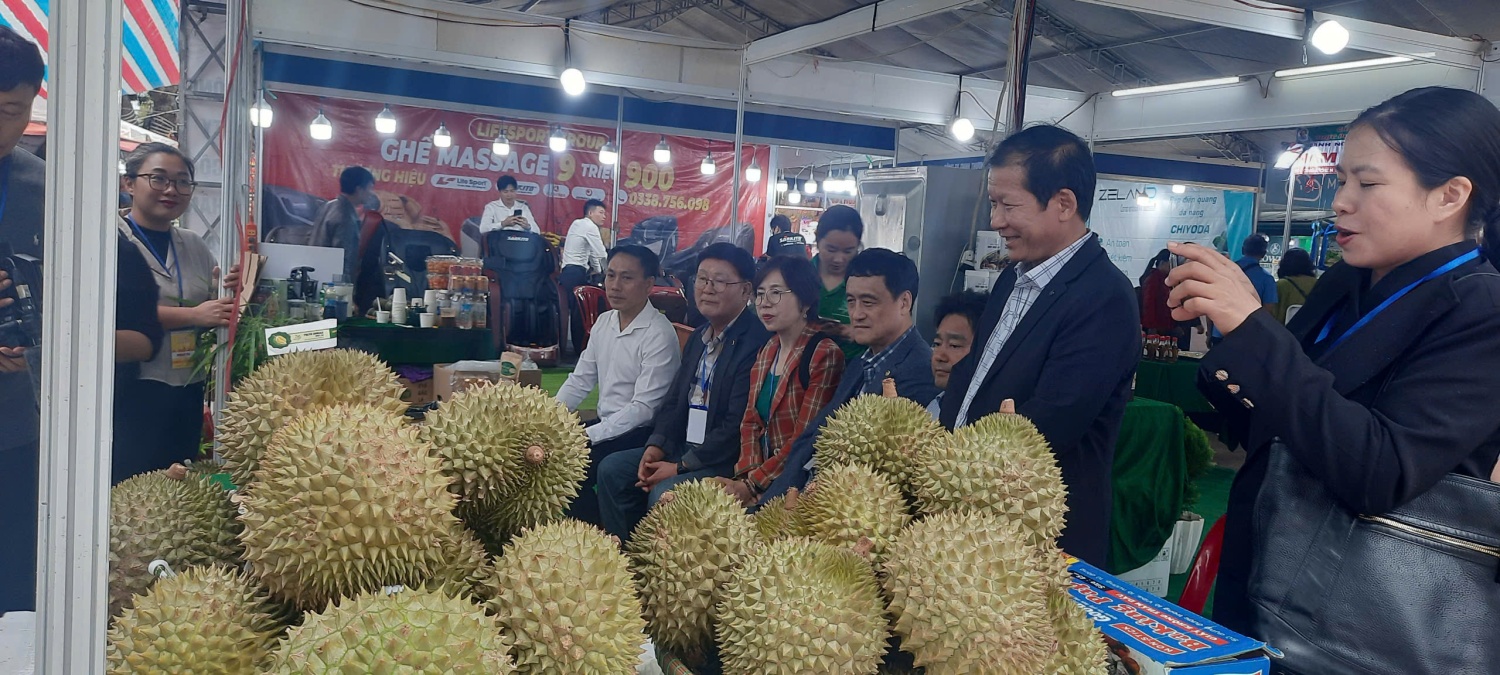 Hội đồng nghị viện tỉnh tự trị đặc biệt Jeollabuk - Hàn Quốc tham quan, trải nghiệm tại hội chợ Công Thương và sản phẩm OCOP nhân dịp kỷ niệm 120 năm ngày thành lập tỉnh Đắk Lắk.