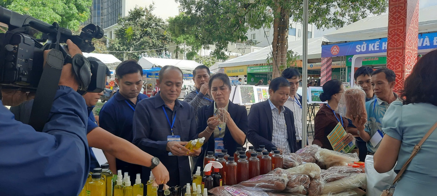 Đoàn khách Quốc tế: Nước Lào và nước Campuchia tham quan hội chợ Công Thương và sản phẩm OCOP nhân dịp kỷ niệm 120 năm ngày thành lập tỉnh Đắk Lắk.