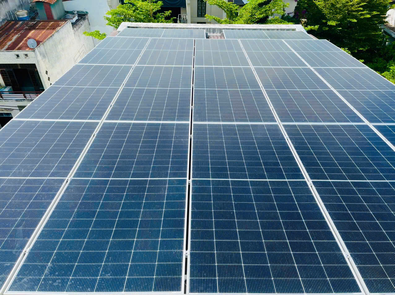 Hộ gia đình sử dụng nhà ở riêng lẻ công suất dưới 100kW lắp điện mặt trời mái nhà chỉ cần thông báo không cần giấy phép