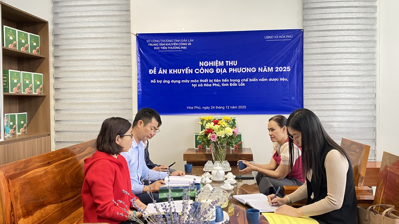 Trung tâm Khuyến công và Xúc tiến Thương mại Đắk Lắk: Tổ chức nghiệm thu đề án khuyến công địa phương năm 2025 tại xã Hòa Phú.