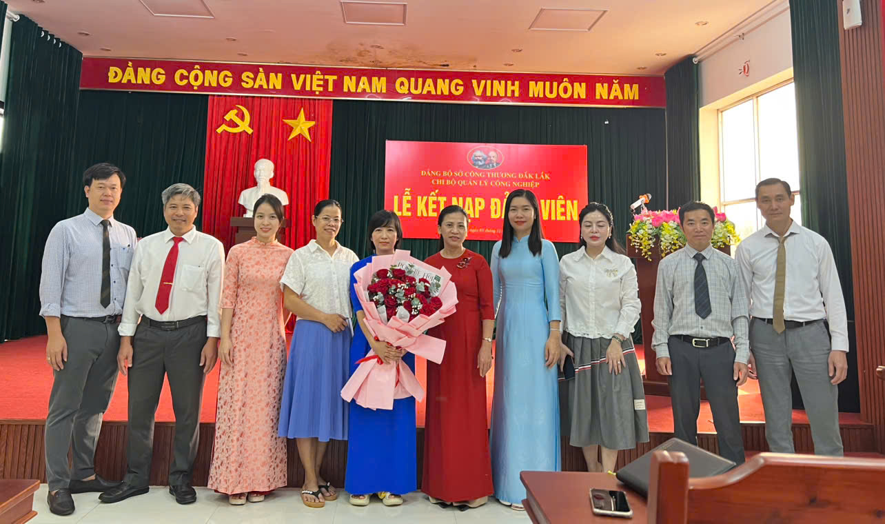 Chi bộ Quản lý công nghiệp tổ chức Lễ kết nạp Đảng viên mới