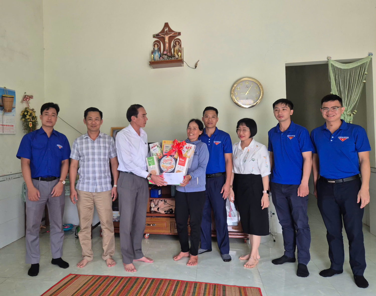 Đoàn thăm, tặng quà bà H Duin Ênuôl, con Thương binh Y Bliêng Byă