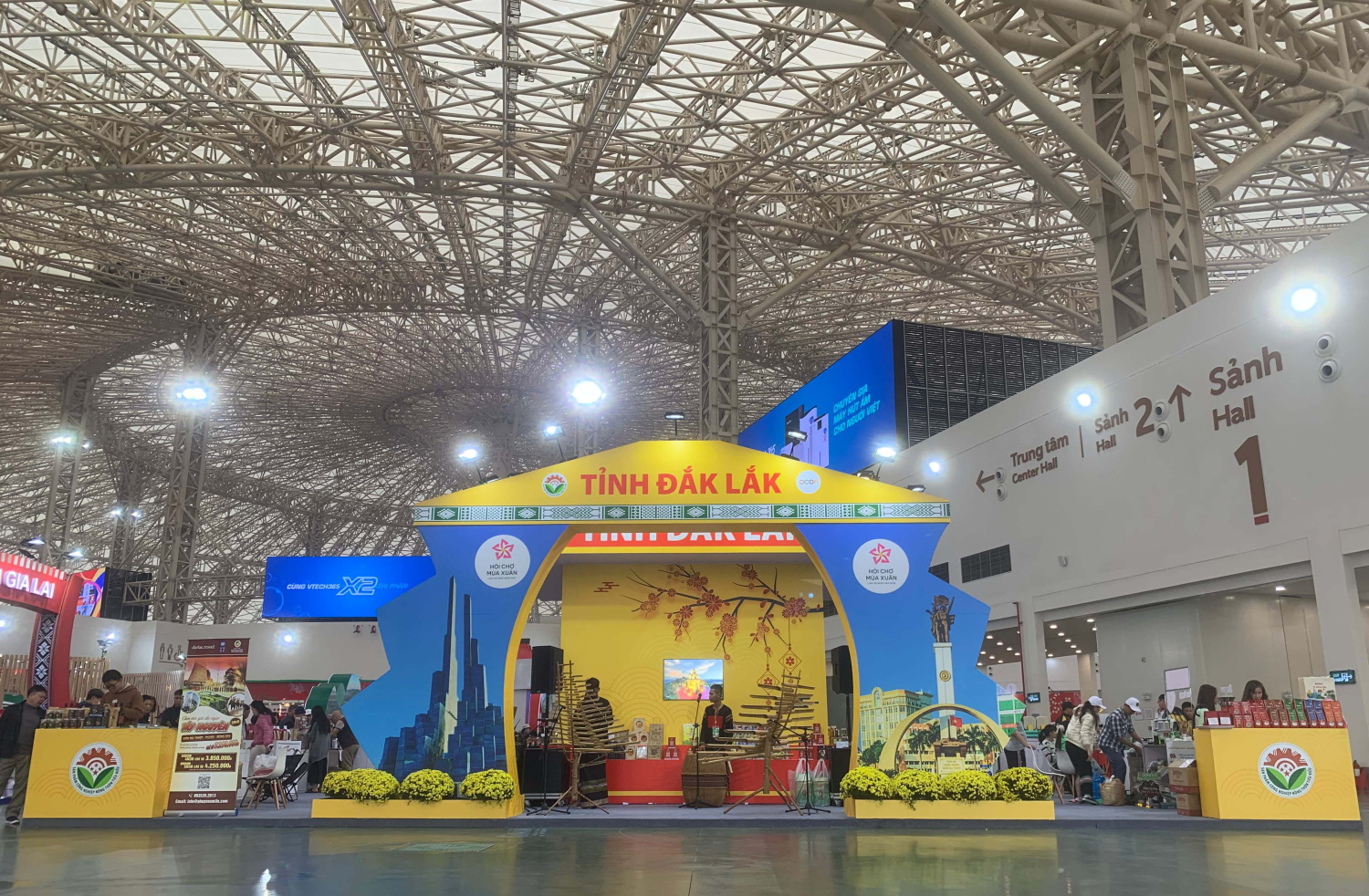 Chùm ảnh hoạt động của gian hàng chung tỉnh Đắk Lắk tại Hội chợ mùa Xuân lần thứ I năm 2026