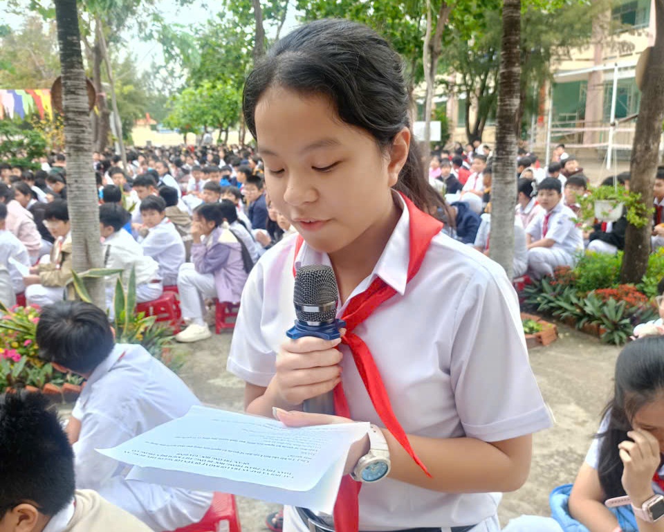 Tuyên truyền kiến thức bảo vệ quyền lợi người tiêu dùng tại Trường tiểu học Lạc Long Quân, phường Tuy Hòa, tỉnh Đắk Lắk