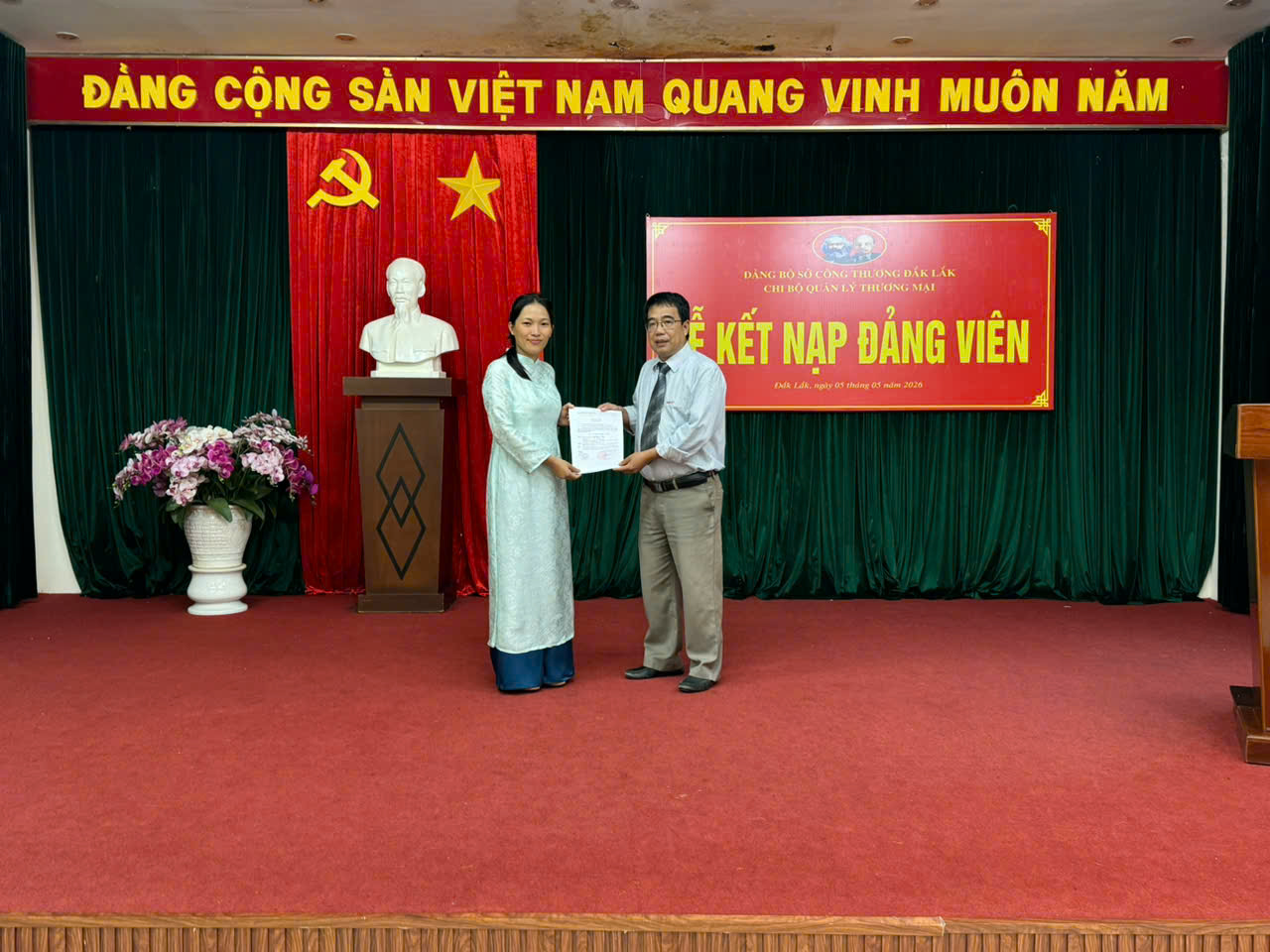 Trao Quyết định kết nạp Đảng viên